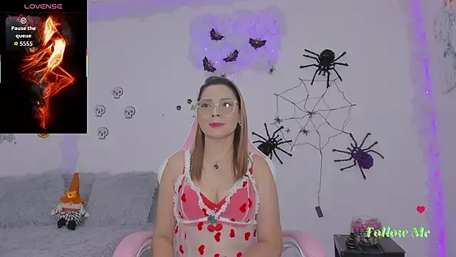 milfAaura from StripChat is Freechat