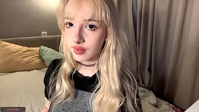 Milkmoriee from StripChat is Freechat