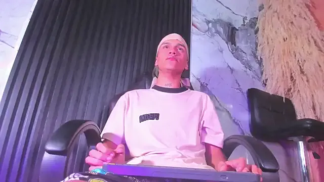 milo_crave from StripChat is Freechat