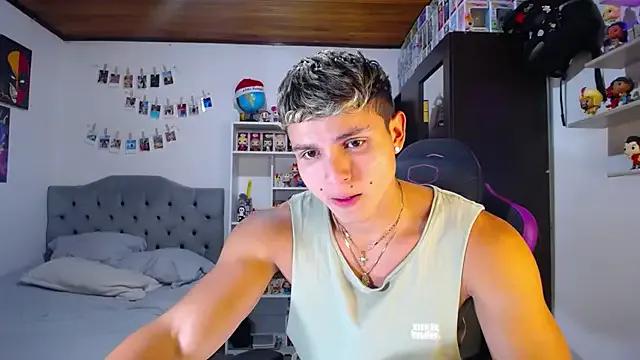 mirallesandbig from StripChat is Freechat