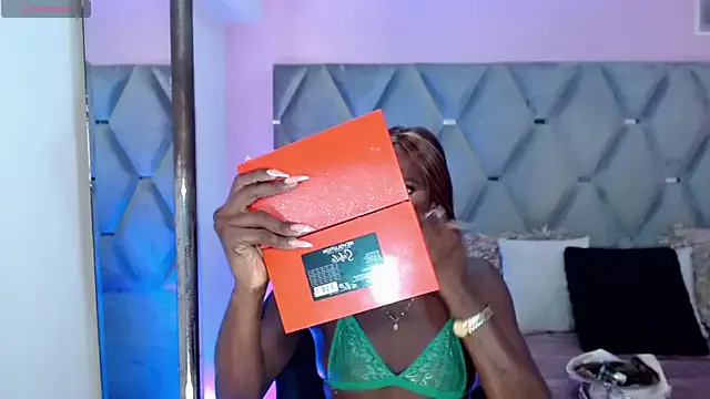 Miranda_Collins from StripChat is Freechat