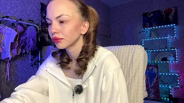 MiraVandee from StripChat is Freechat