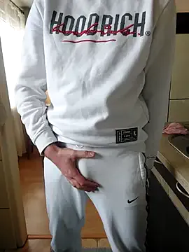 MlodyDres from StripChat is Freechat