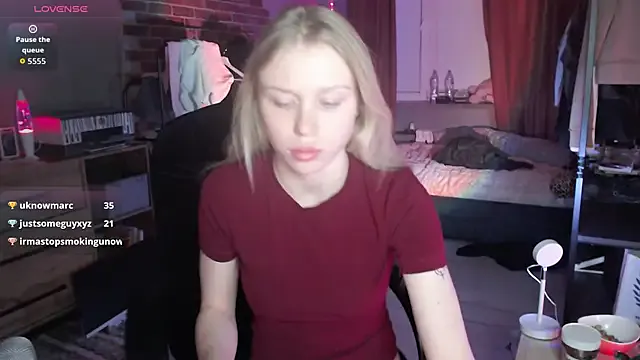 mollydollka from StripChat is Freechat