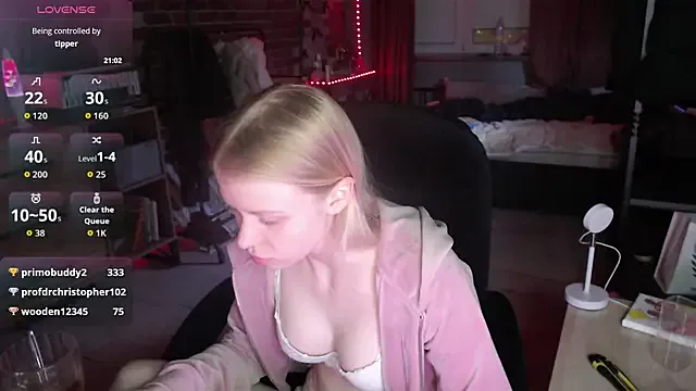 mollydollka from StripChat is Freechat