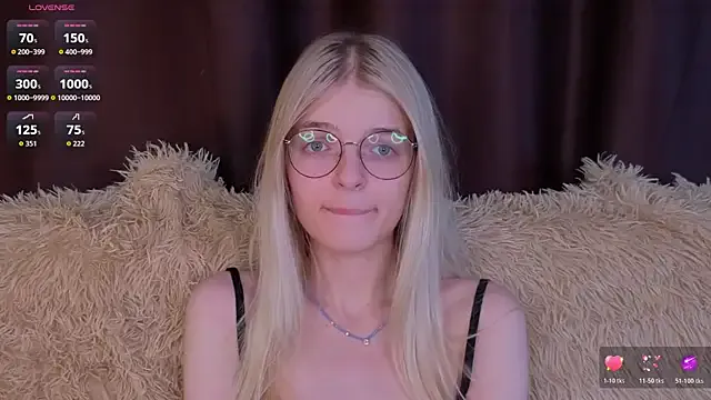 MonicaShiny from StripChat is Freechat