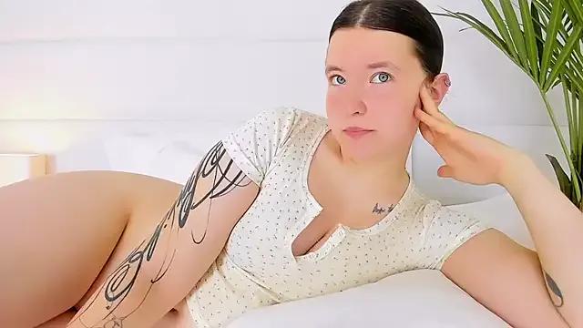 MoonAngelic from StripChat