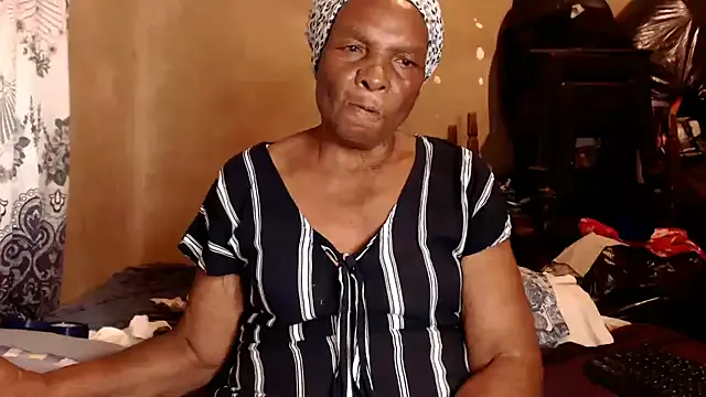 NaughtyGranny from StripChat is Freechat