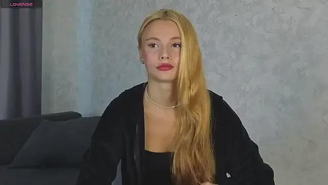 NaughtySeraphine from StripChat is Freechat