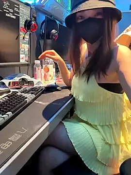 nideanbaby from StripChat is Freechat