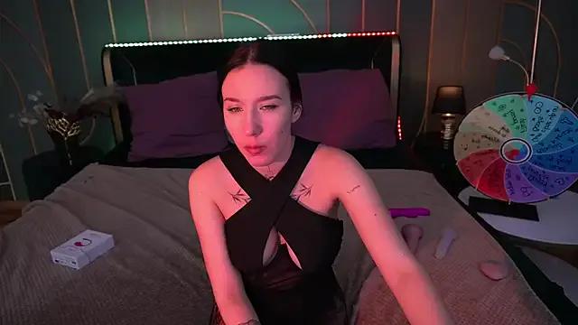 NikkiGoldSide from StripChat