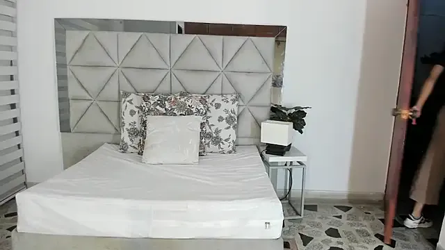 Girls: try live performances with matured performers, from dancing to quirks, in a variety of beautiful sex cams.