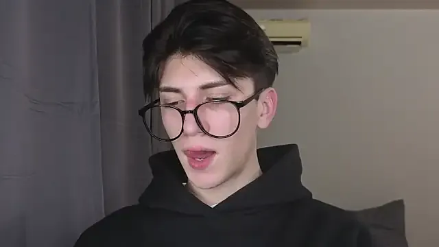 Oliver_star_boy_ from StripChat is Freechat