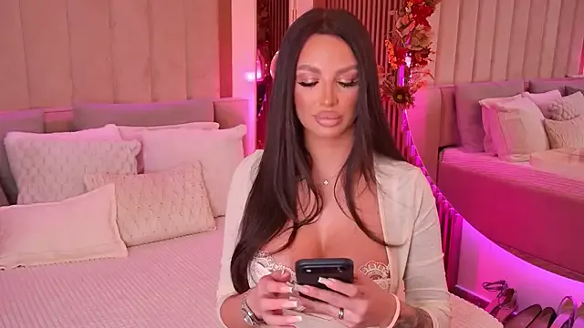 OliviaNoirr from StripChat is Freechat