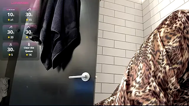 onlylauraloomer from StripChat is Freechat