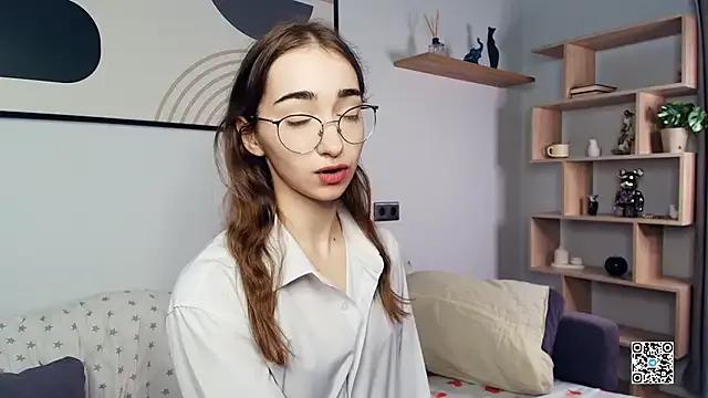 PollyBeev from StripChat is Freechat