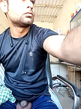 Priynkarani from StripChat is Freechat