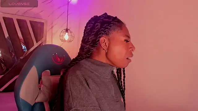 Queen_perla_ from StripChat