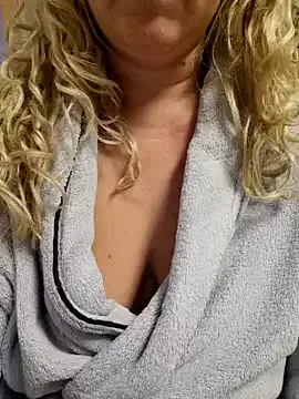 queenpeachi from StripChat is Freechat