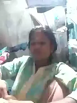 riya_houswife from StripChat is Freechat