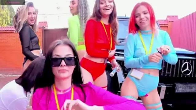 Girls: try live performances with matured performers, from dancing to quirks, in a variety of beautiful sex cams.