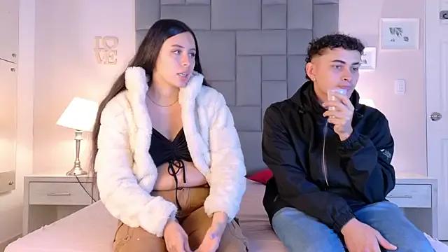 Rosse_and_mike from StripChat is Freechat
