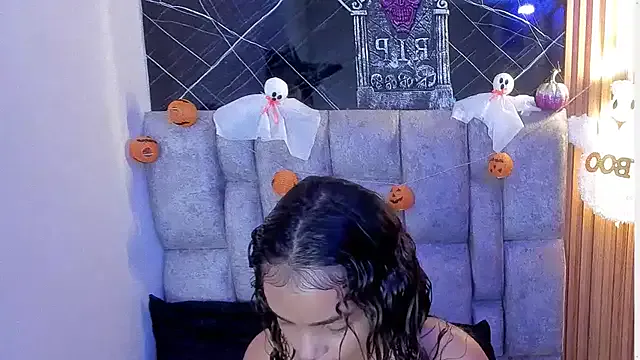 roxanne_dl from StripChat is Freechat