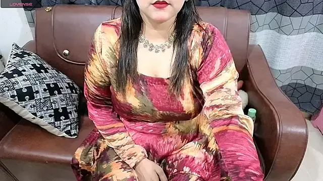 Sanvi-Queen from StripChat is Freechat