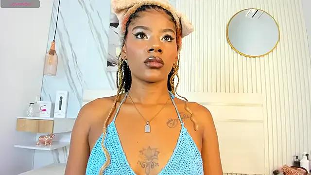 Sara_Lewwis from StripChat