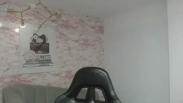 sarah_rouse_t_ from StripChat is Freechat