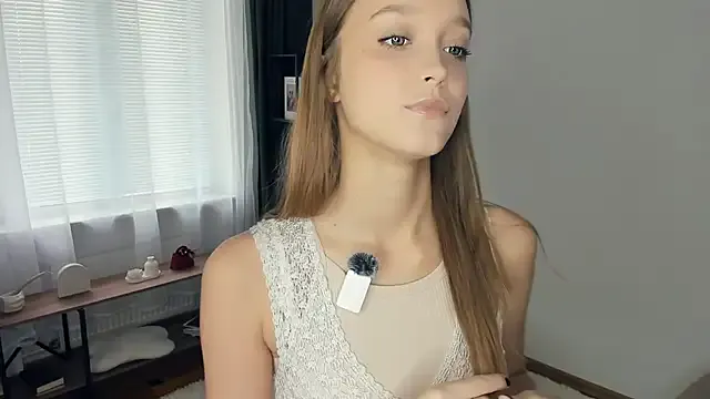 SerrenaAa from StripChat is Freechat