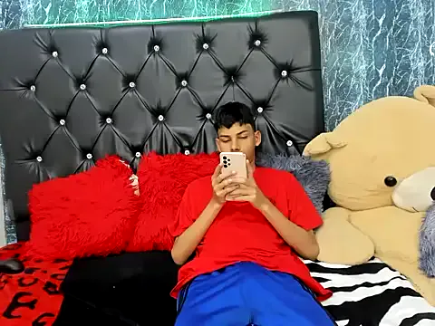 sexyboys_cutex18 from StripChat is Freechat