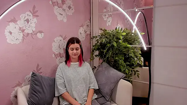 SharieTenuta from StripChat is Freechat