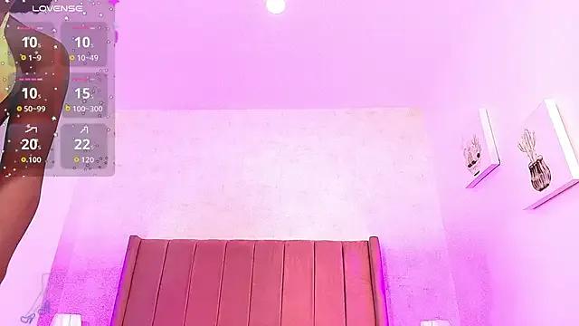 Shirlyqueen from StripChat is Freechat
