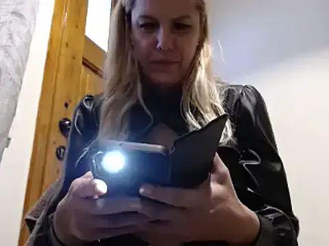 simoneonly4u from StripChat is Freechat