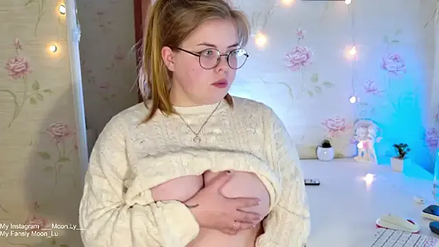 sinnamon_ from StripChat is Freechat