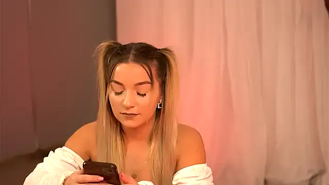 SkyEyesLuna from StripChat is Freechat