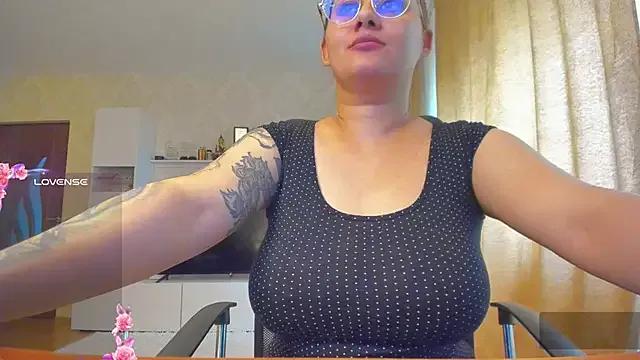 SpicySharron from StripChat is Freechat