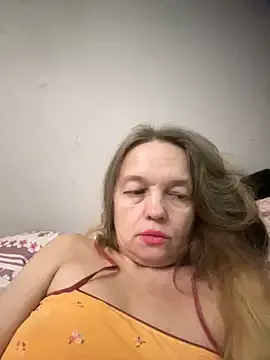 Suzanele from StripChat is Freechat