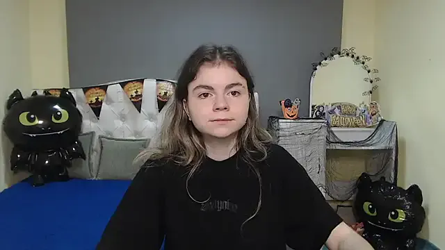 TinaRedly from StripChat is Freechat