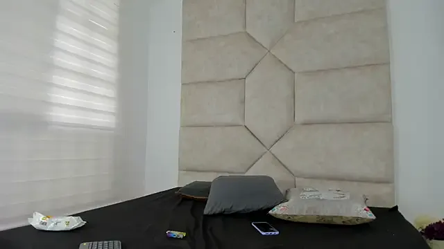 Vaiolett_Smith from StripChat is Freechat