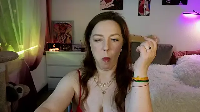 Girls: try live performances with matured performers, from dancing to quirks, in a variety of beautiful sex cams.