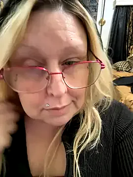 vixeneve from StripChat is Freechat