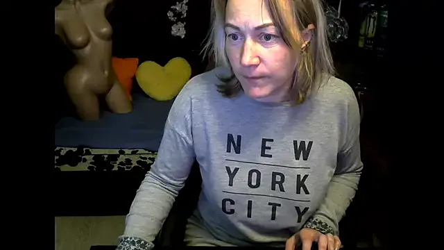 wLESLYMOSw from StripChat is Freechat