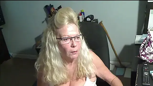 XTRAHORNYONE from StripChat is Freechat