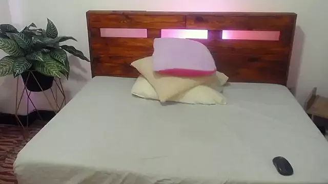 Yeseniaa25_ from StripChat