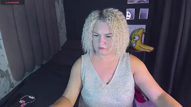 YolandaKiss from StripChat is Freechat