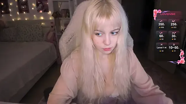 yourcutemouse from StripChat is Freechat