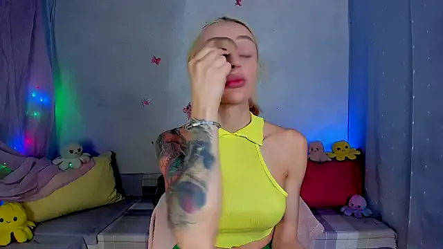 YourLizzyDoll from StripChat is Freechat