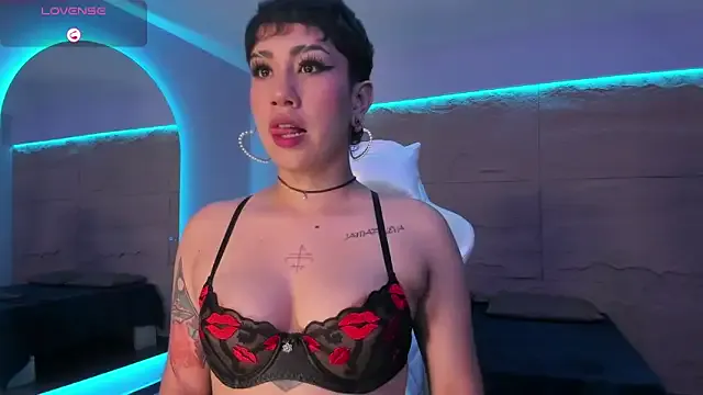 ZahaRose from StripChat